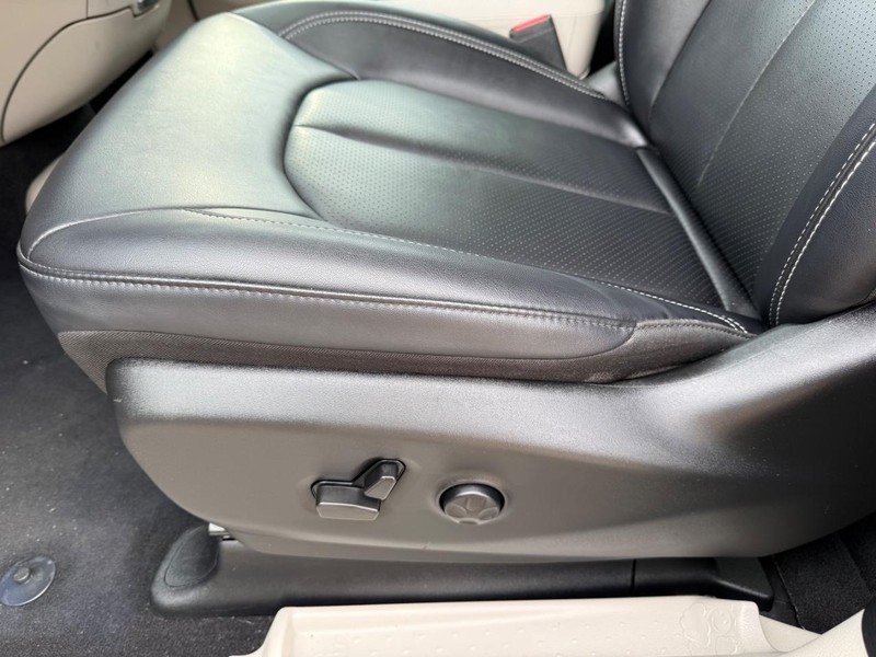 Chrysler Pacifica Vehicle Full-screen Gallery Image 26