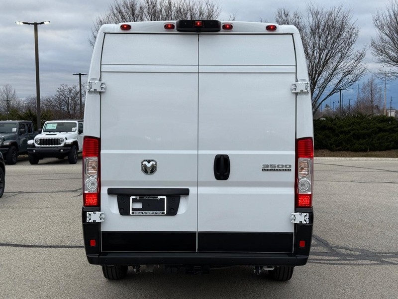 Ram ProMaster Cargo Van Vehicle Full-screen Gallery Image 04