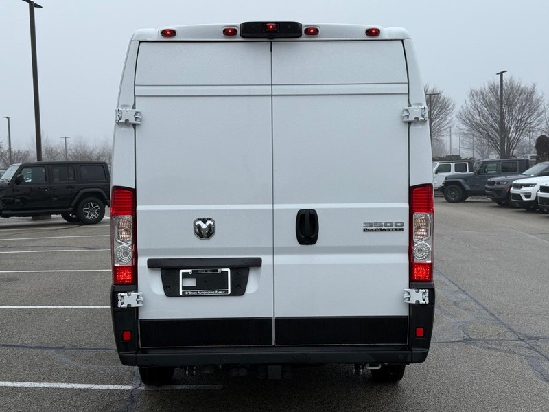 Ram ProMaster Cargo Van Vehicle Full-screen Gallery Image 04