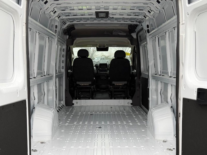 Ram ProMaster Cargo Van Vehicle Full-screen Gallery Image 07