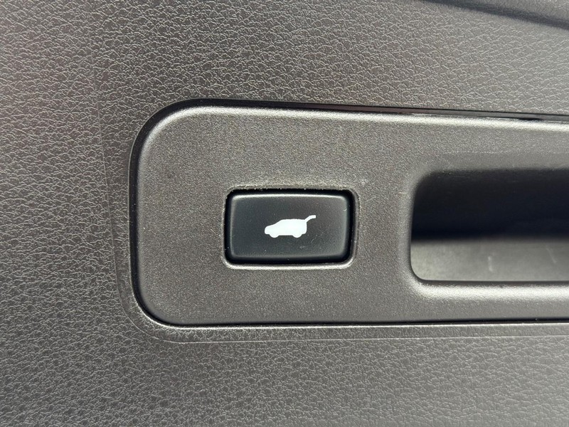 Acura MDX Vehicle Full-screen Gallery Image 08