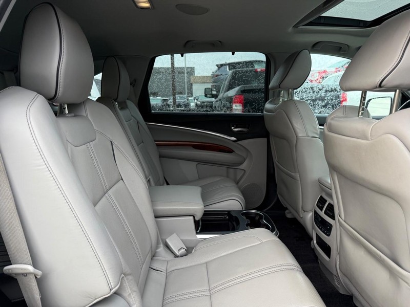 Acura MDX Vehicle Full-screen Gallery Image 11