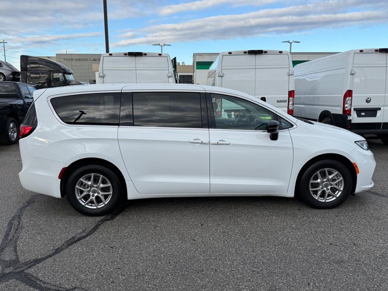 Chrysler Pacifica Vehicle Full-screen Gallery Image 02