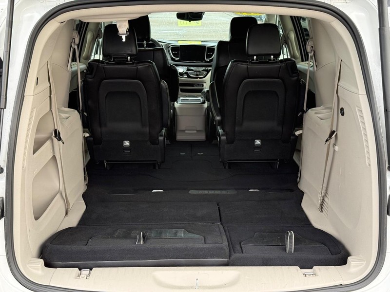 Chrysler Pacifica Vehicle Full-screen Gallery Image 07