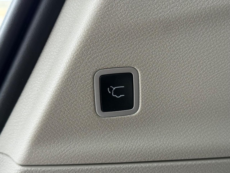 Chrysler Pacifica Vehicle Full-screen Gallery Image 08