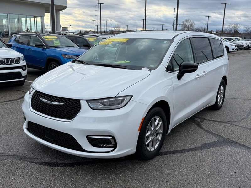 Chrysler Pacifica Vehicle Full-screen Gallery Image 09