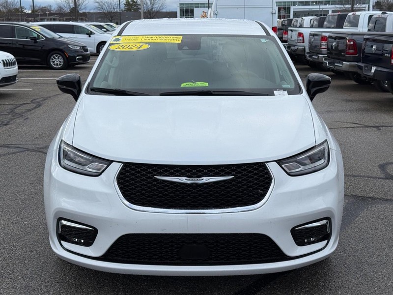 Chrysler Pacifica Vehicle Full-screen Gallery Image 10