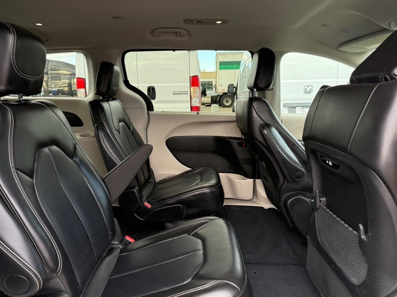 Chrysler Pacifica Vehicle Full-screen Gallery Image 11