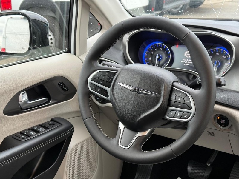 Chrysler Pacifica Vehicle Full-screen Gallery Image 13