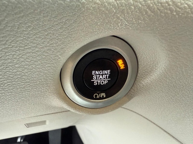 Chrysler Pacifica Vehicle Full-screen Gallery Image 16