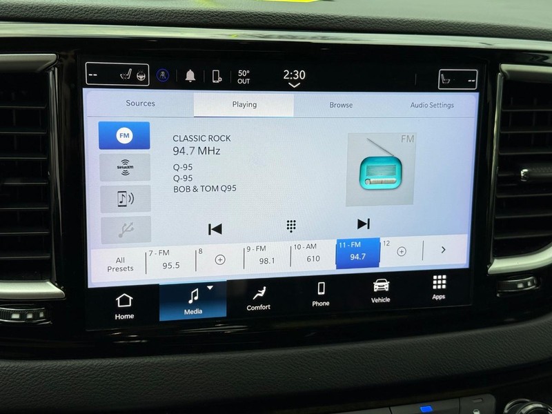 Chrysler Pacifica Vehicle Full-screen Gallery Image 17