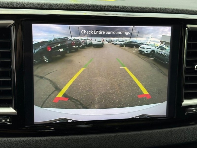 Chrysler Pacifica Vehicle Full-screen Gallery Image 18