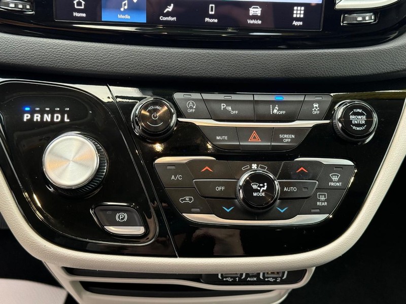 Chrysler Pacifica Vehicle Full-screen Gallery Image 19
