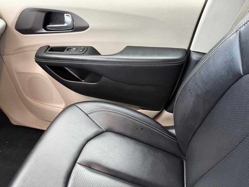 Chrysler Pacifica Vehicle Full-screen Gallery Image 21