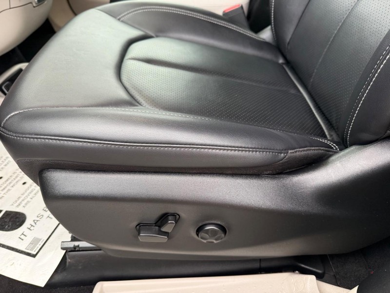 Chrysler Pacifica Vehicle Full-screen Gallery Image 25