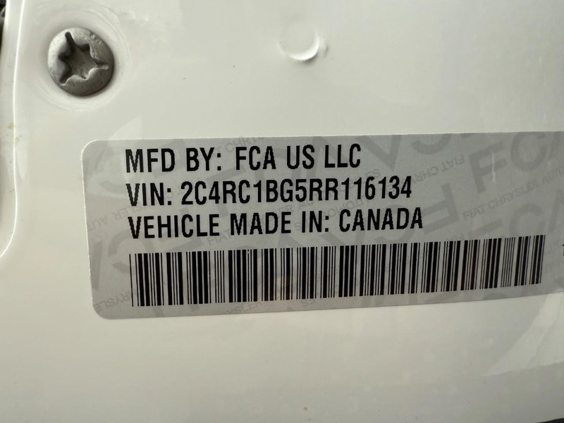 Chrysler Pacifica Vehicle Full-screen Gallery Image 26