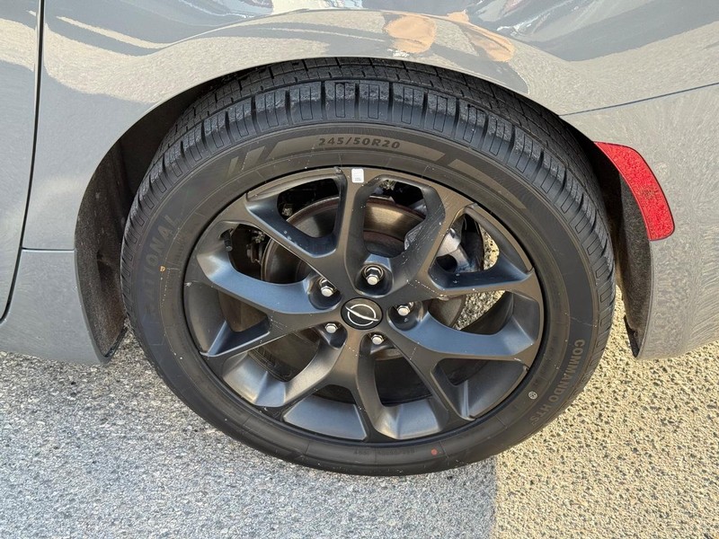 Chrysler Pacifica Vehicle Full-screen Gallery Image 03