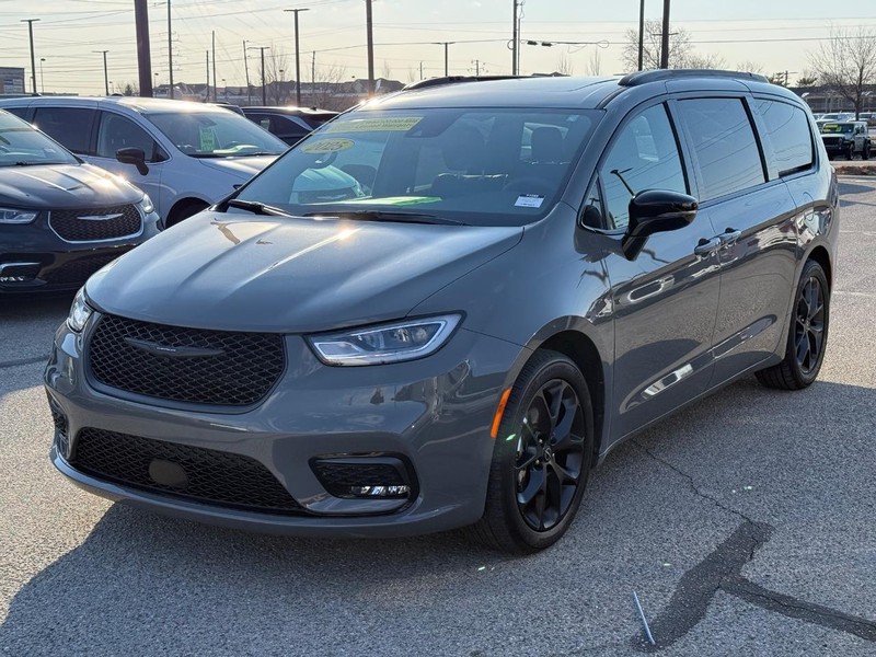 Chrysler Pacifica Vehicle Full-screen Gallery Image 06