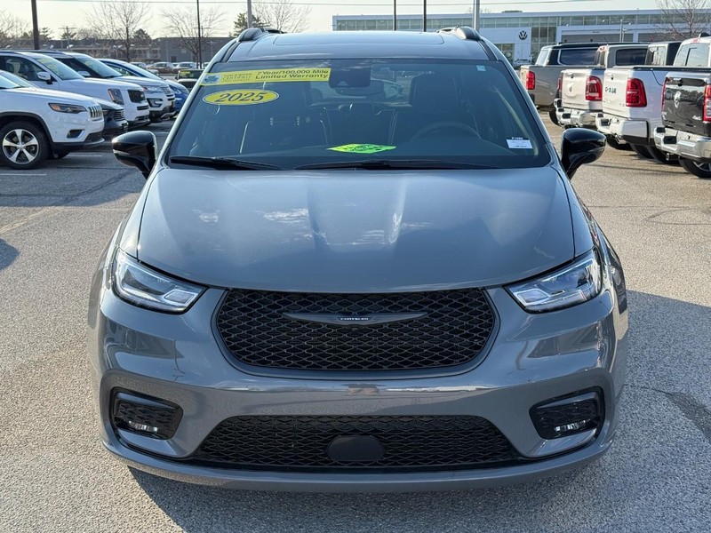 Chrysler Pacifica Vehicle Full-screen Gallery Image 07