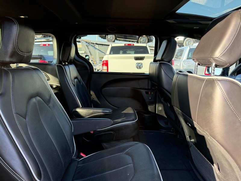 Chrysler Pacifica Vehicle Full-screen Gallery Image 08