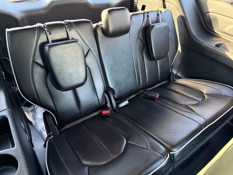 Chrysler Pacifica Vehicle Full-screen Gallery Image 09