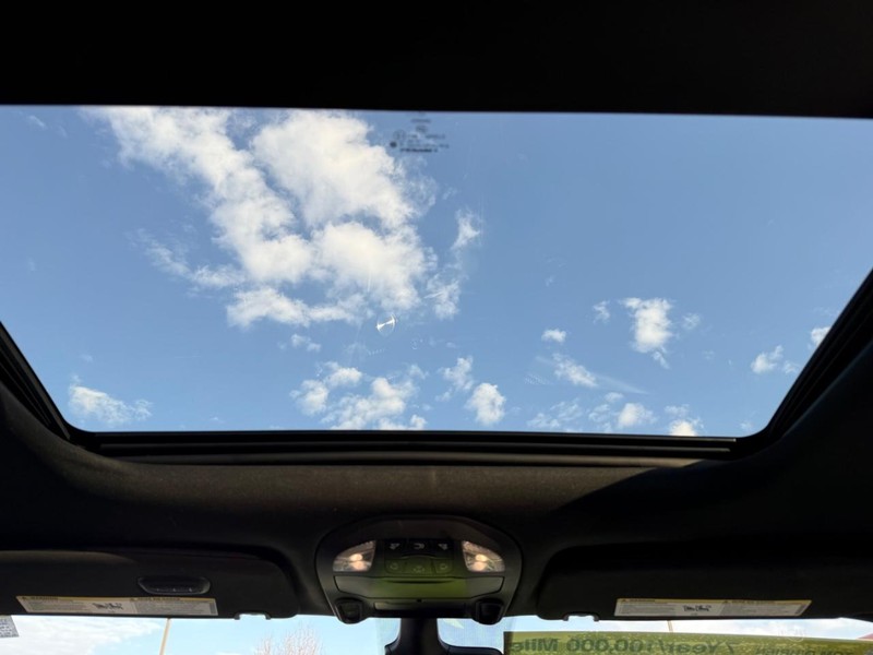 Chrysler Pacifica Vehicle Full-screen Gallery Image 10