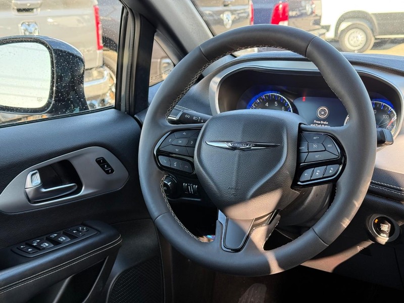 Chrysler Pacifica Vehicle Full-screen Gallery Image 12