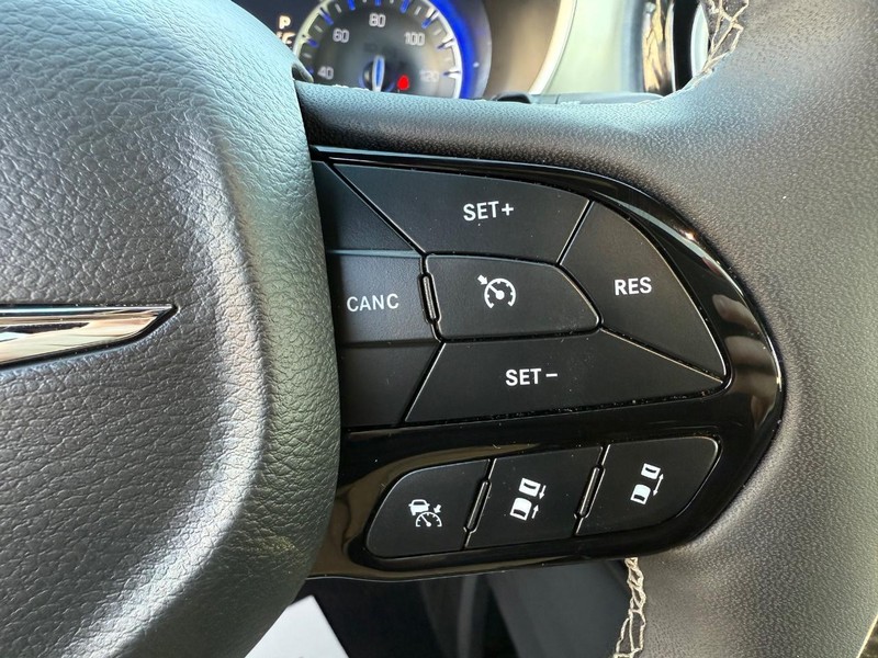 Chrysler Pacifica Vehicle Full-screen Gallery Image 14