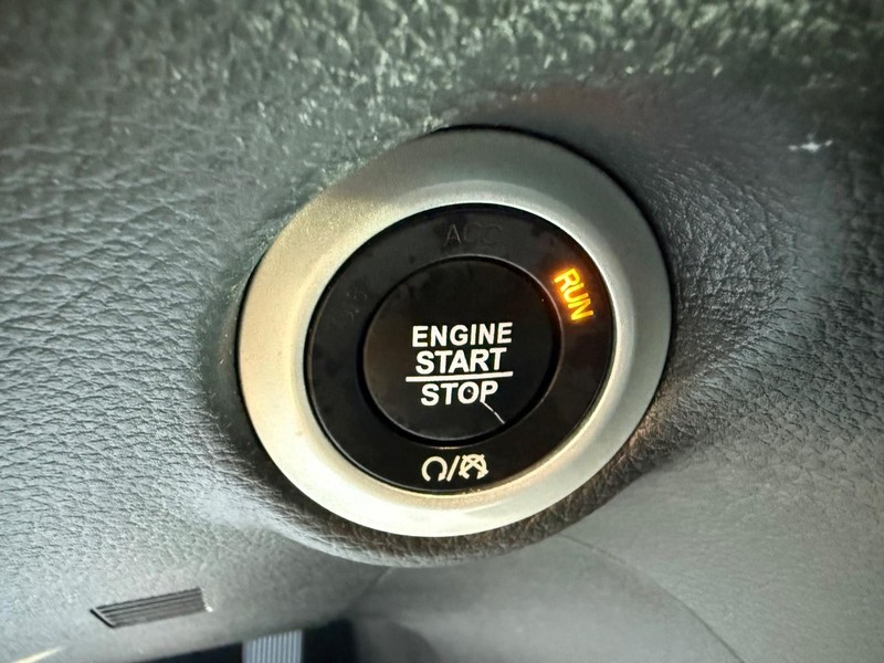 Chrysler Pacifica Vehicle Full-screen Gallery Image 15