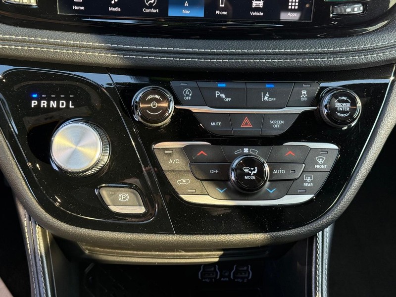 Chrysler Pacifica Vehicle Full-screen Gallery Image 18