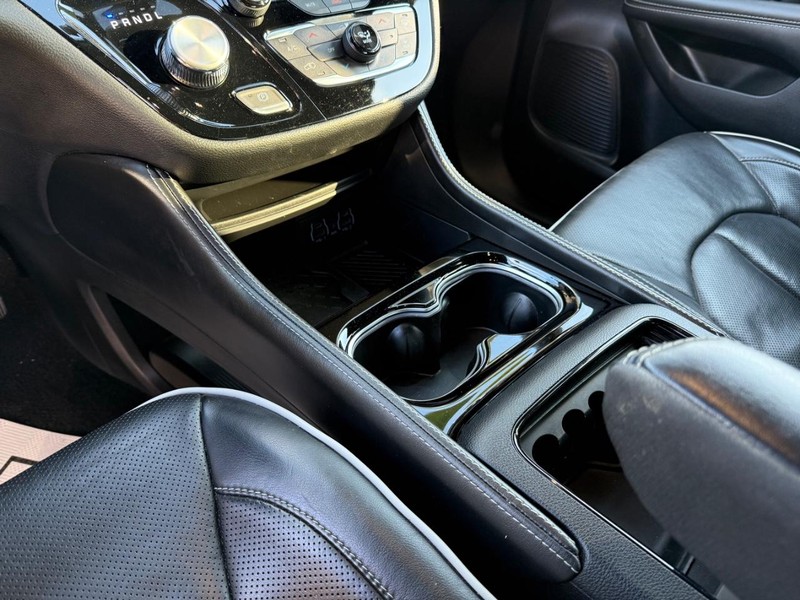 Chrysler Pacifica Vehicle Full-screen Gallery Image 19