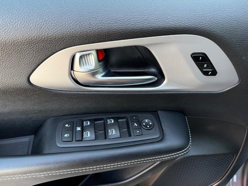 Chrysler Pacifica Vehicle Full-screen Gallery Image 23