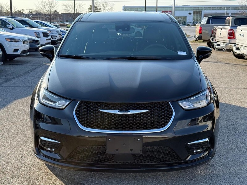 Chrysler Pacifica Vehicle Full-screen Gallery Image 10