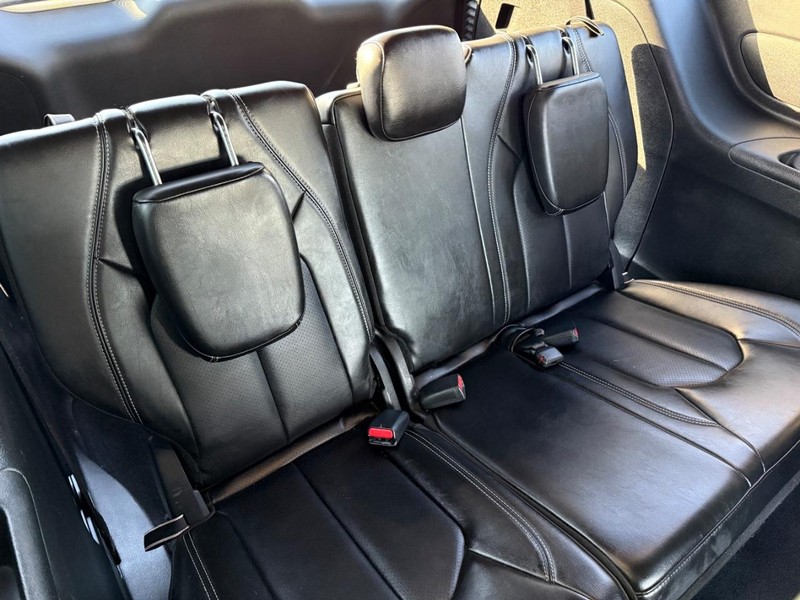 Chrysler Pacifica Vehicle Full-screen Gallery Image 12