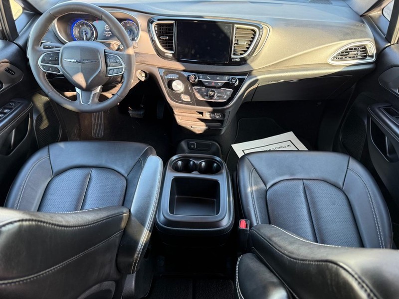 Chrysler Pacifica Vehicle Full-screen Gallery Image 13