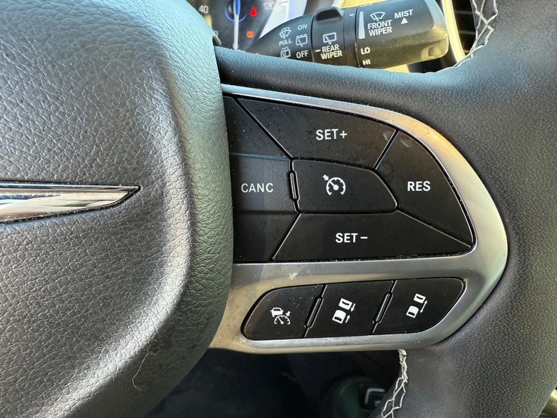 Chrysler Pacifica Vehicle Full-screen Gallery Image 16