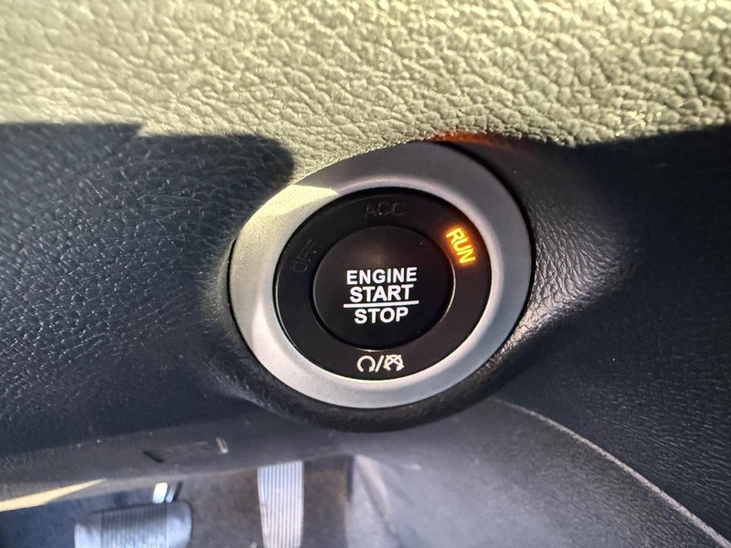 Chrysler Pacifica Vehicle Full-screen Gallery Image 17