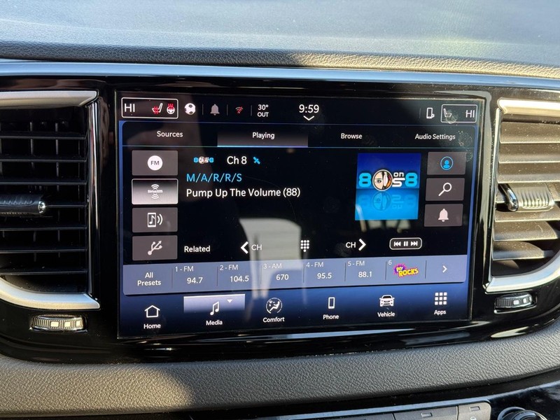 Chrysler Pacifica Vehicle Full-screen Gallery Image 18