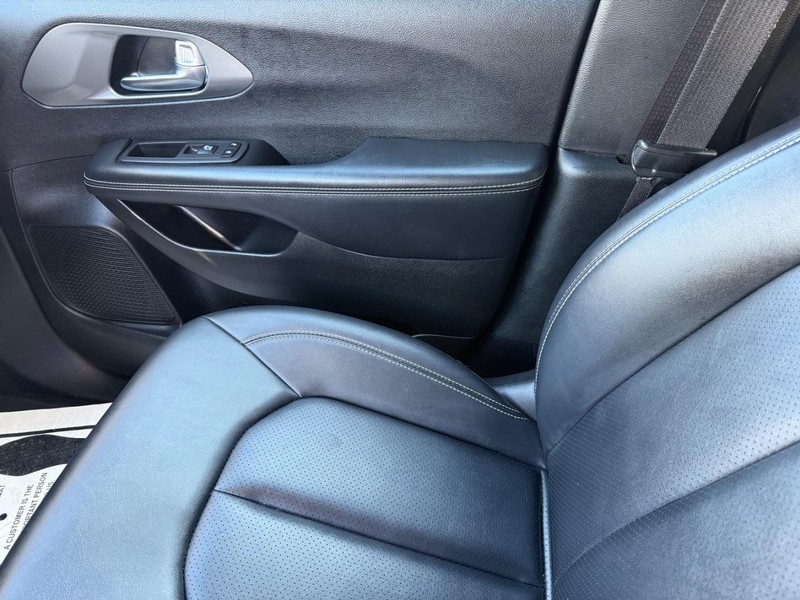 Chrysler Pacifica Vehicle Full-screen Gallery Image 22