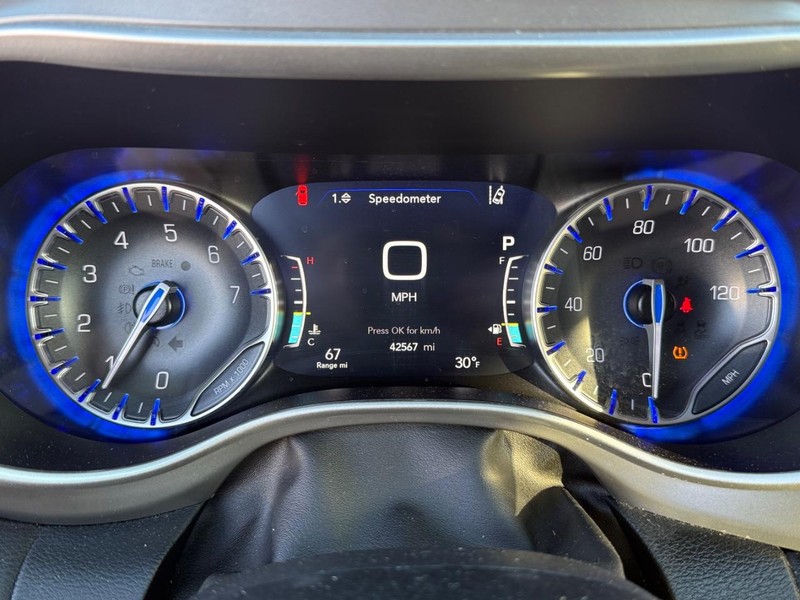 Chrysler Pacifica Vehicle Full-screen Gallery Image 23