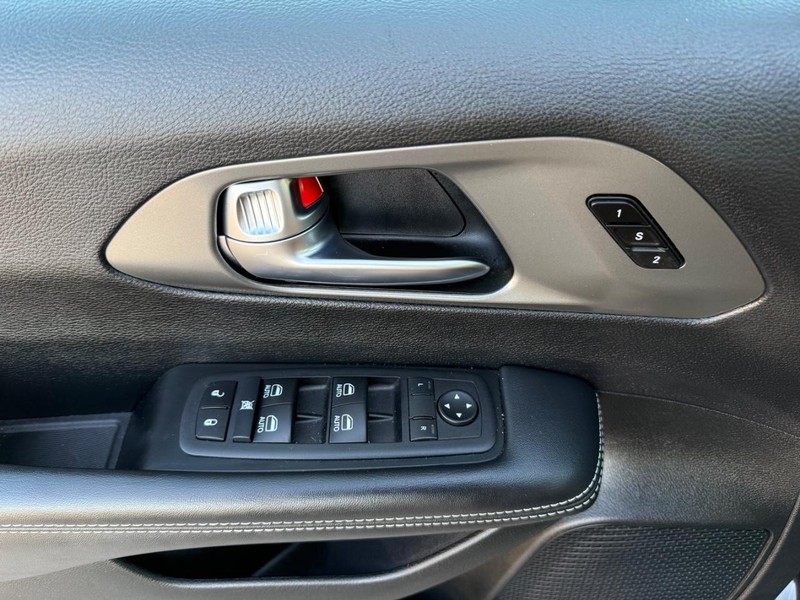 Chrysler Pacifica Vehicle Full-screen Gallery Image 25