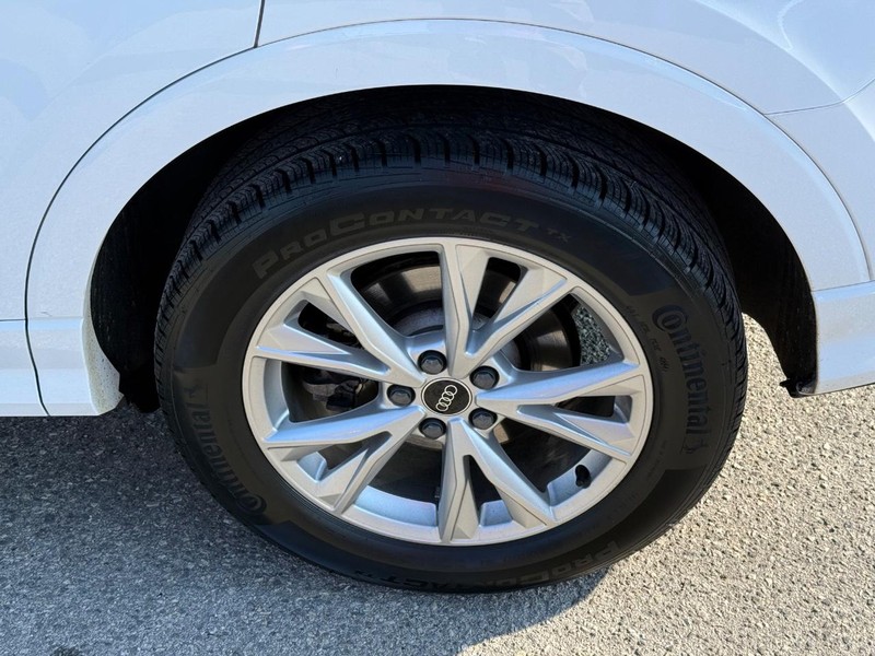 Audi Q3 Vehicle Full-screen Gallery Image 06