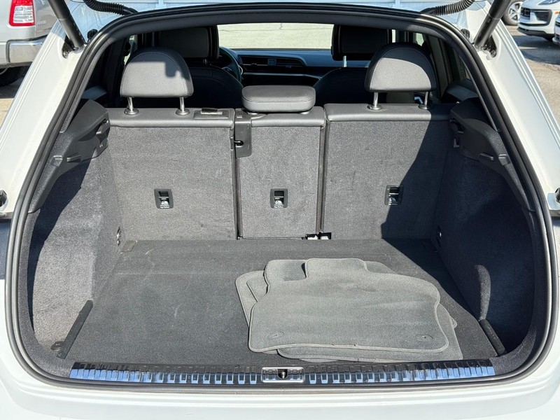 Audi Q3 Vehicle Full-screen Gallery Image 07