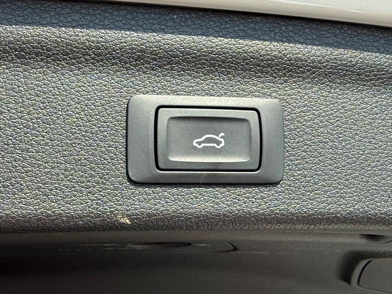 Audi Q3 Vehicle Full-screen Gallery Image 08