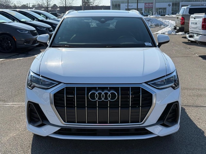 Audi Q3 Vehicle Full-screen Gallery Image 10