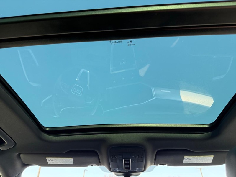 Audi Q3 Vehicle Full-screen Gallery Image 12