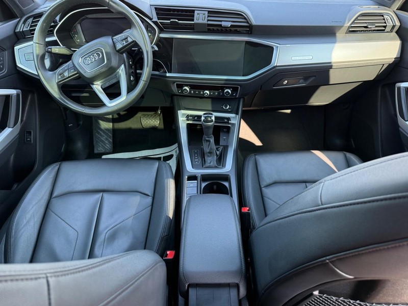 Audi Q3 Vehicle Full-screen Gallery Image 13