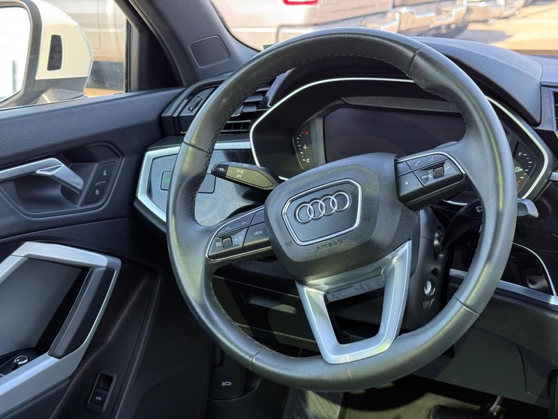 Audi Q3 Vehicle Full-screen Gallery Image 14