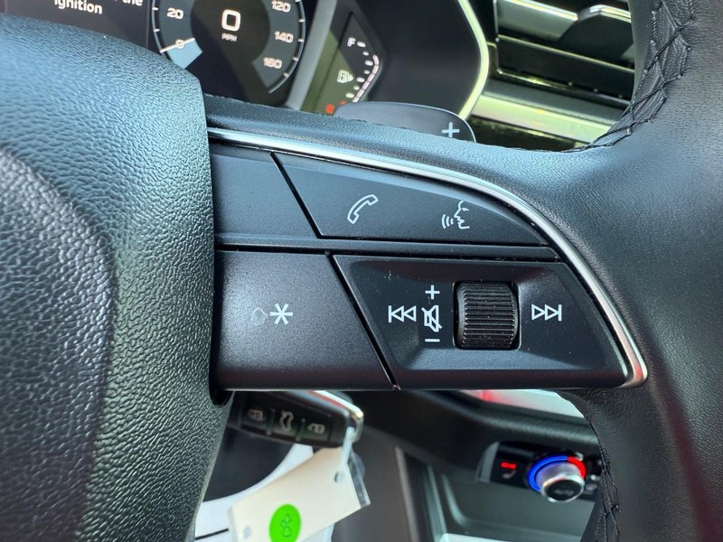 Audi Q3 Vehicle Full-screen Gallery Image 16