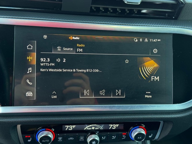 Audi Q3 Vehicle Full-screen Gallery Image 17